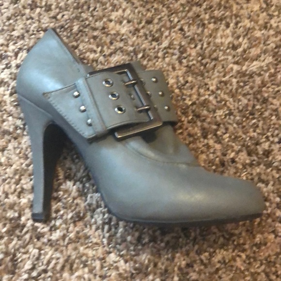 Leather booties, one black one grey - Picture 4 of 5